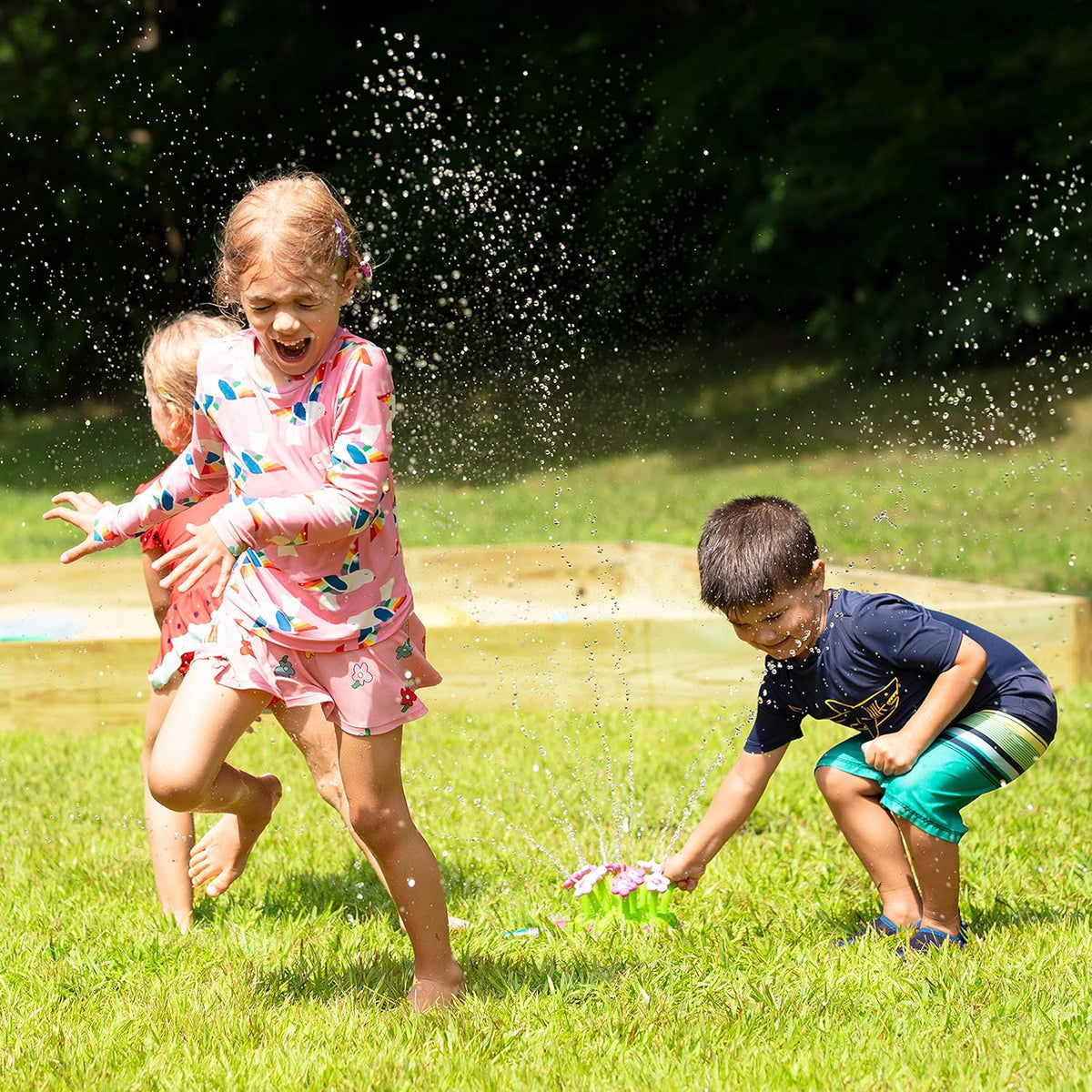 Melissa & Doug Sunny Patch Pretty Petals Flower Sprinkler Toy with Hose Attachment Toddler and Kids Outdoor Water Play Ages 3+